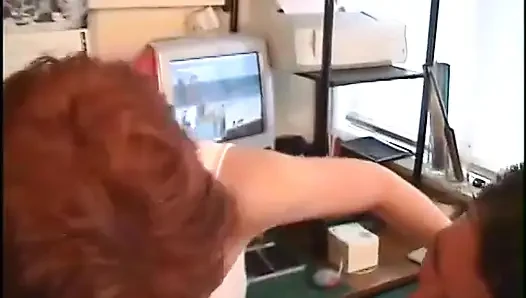 Cewek kampus memeknya yang basah dimakan di meja pria
