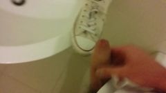 Éjaculation sur les chaussures blanches Converse d'une infirmière avec au travail