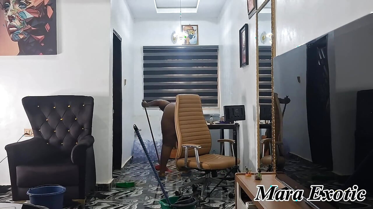 뚱뚱한 후장 흑누나 밀프 알몸의 집 청소.