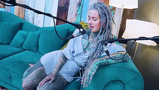Ich spreche über Z - zeal - ASMR podcast SFW spricht goth dünnes mädchen dreadlocks tattoo-modell inked mädchen