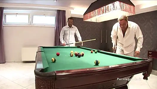 Mandy Bright - возбужденная мачеха, которая обожает глубоко трахать ее задницу