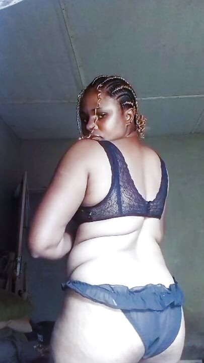 La fille du village au miel qui se torche