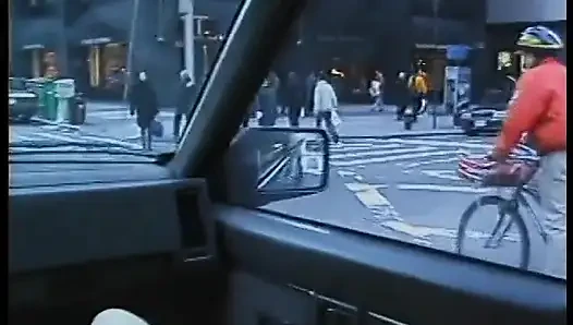 Şehir trafiğinde onu arabada küçük düşüren sapık ile banliyö kızıl saçlı araba sikişiyor