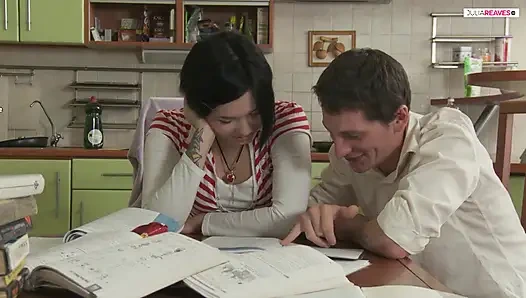 Sevimli genç kız artık ders çalışmak istemiyor, şimdi sikişmek istiyor