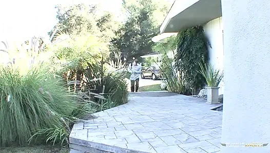 Doğal memeli esmer kadın büyük bir yarakla sikiliyor