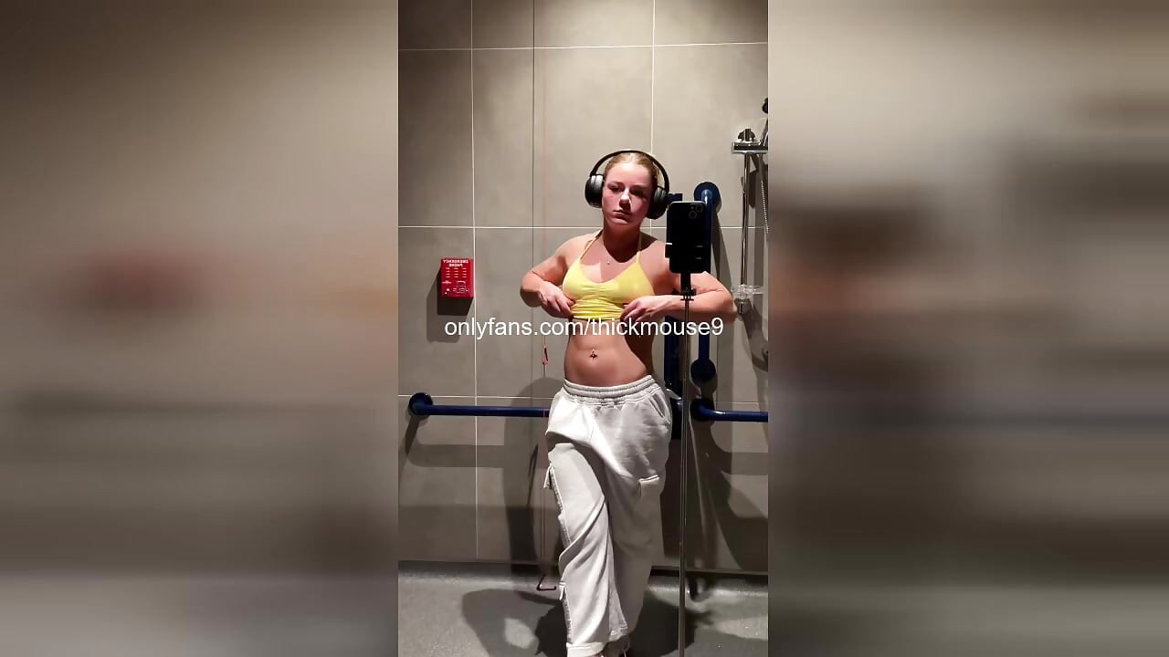 Alunecare de yoga la sală: pizdă păroasă de 18 ani explodează TikTok Live