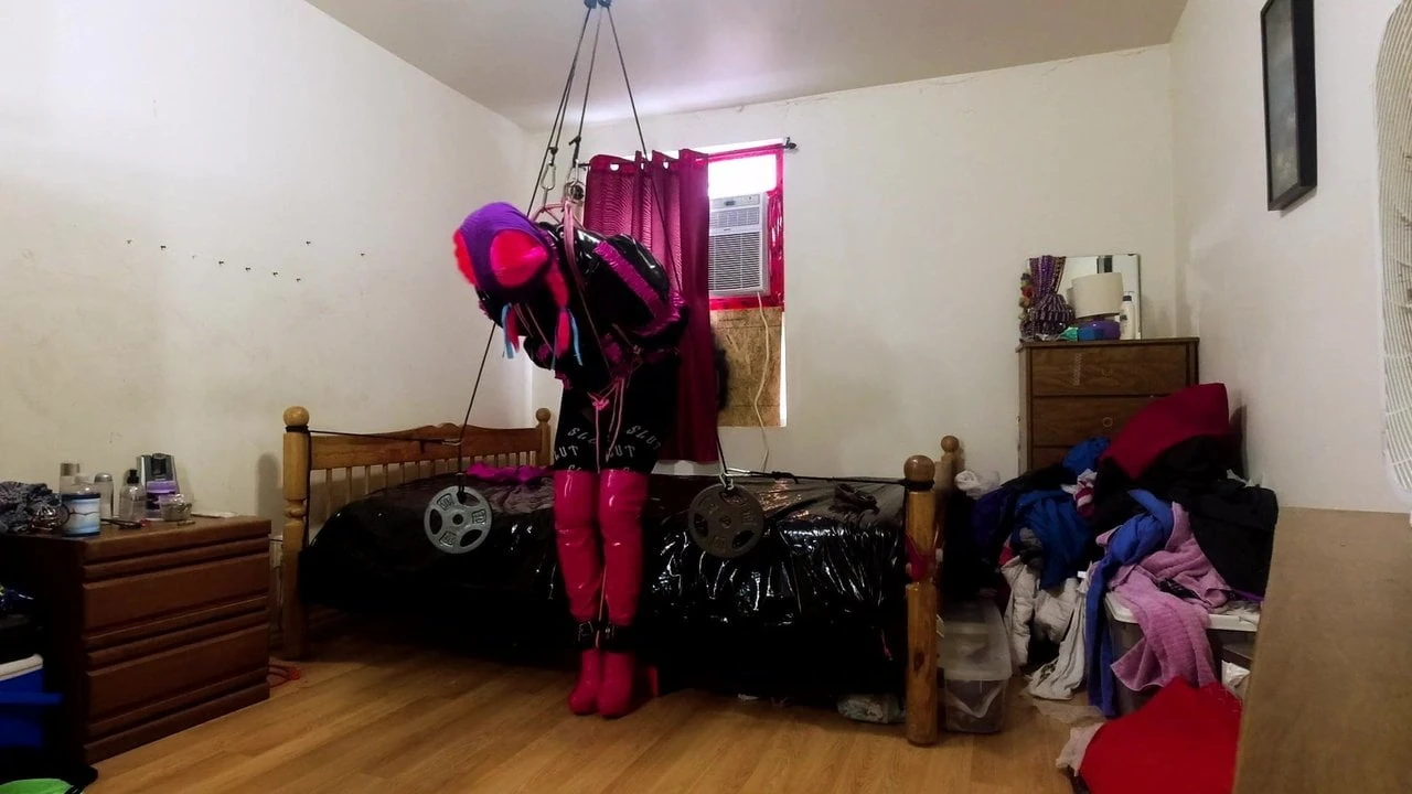 Sissy-Zimmermädchen Self-Bondage-Situation