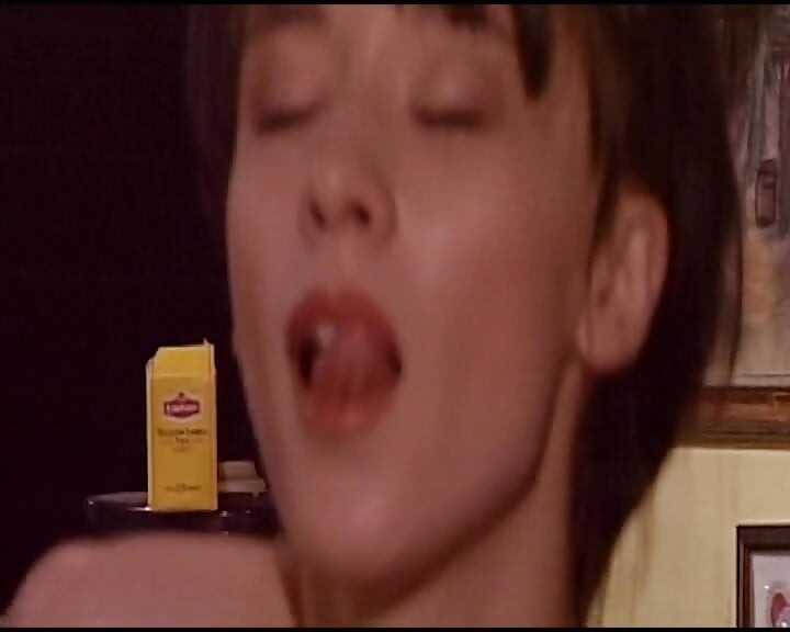 ドイツの女と一緒にこのコンピレーションを見る