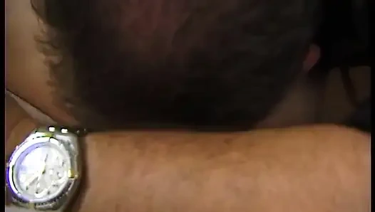 Винтажная шлюшка-брюнетка с маленькими сиськами делает приятный минет