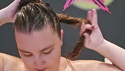 Ashley Mengubah Cuci Rambut Mandinya Menjadi Permainan Mainan