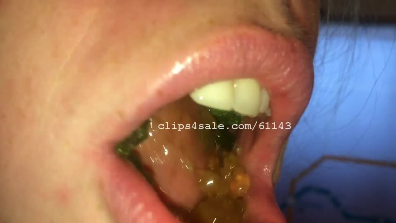 Vore Fetish - Alicia makan beruang gummy