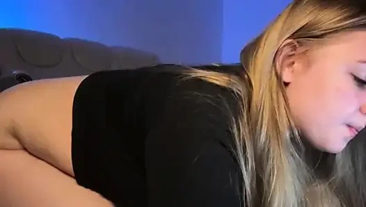 Jucielussie hüpft natürliche titten und fingert im doggystyle