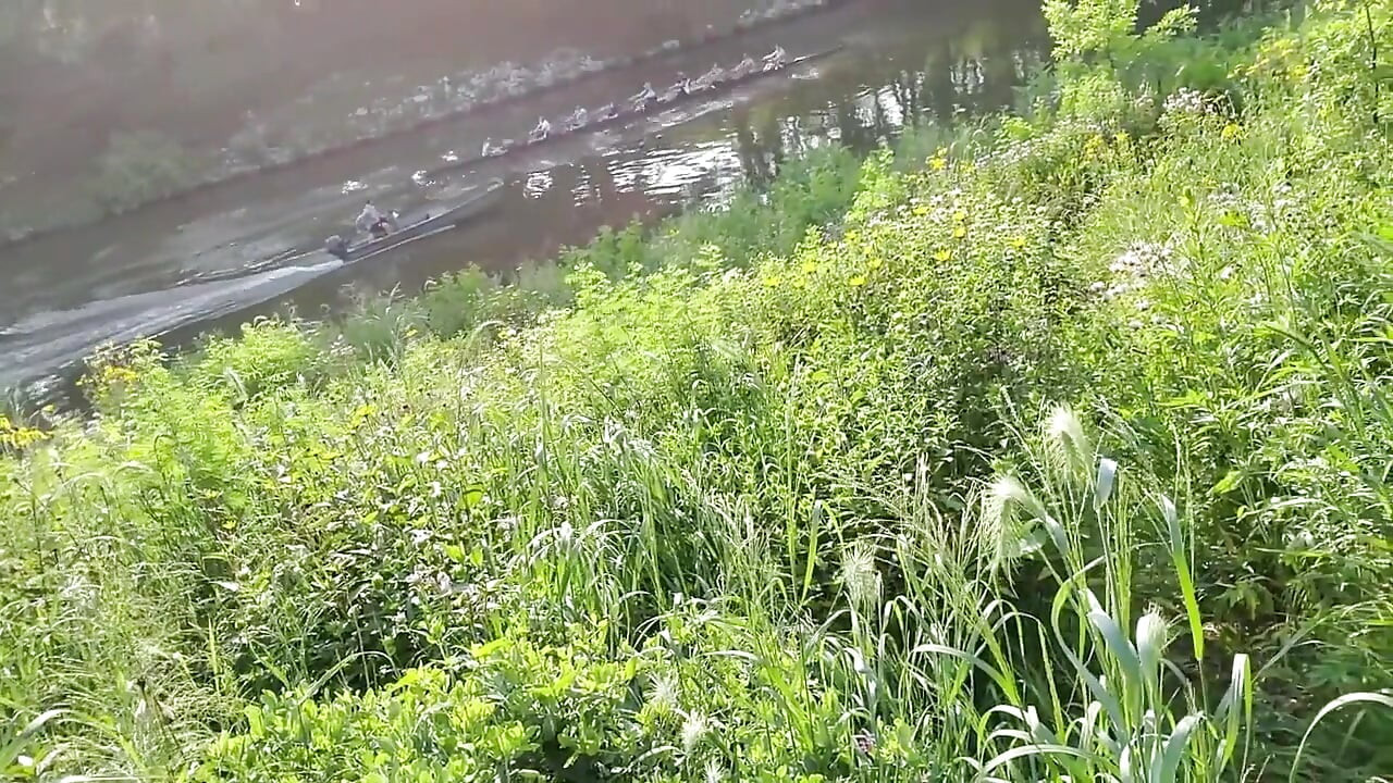 Кенні Джей гуляє в парку біля річки, голою!