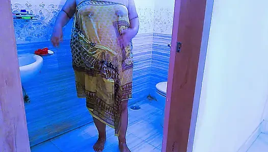 Горячая саудовская тетушка трахается в ванной
