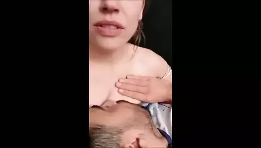 Сладкая жена кормит грудью своего мужа, пока она не кончит, горячая