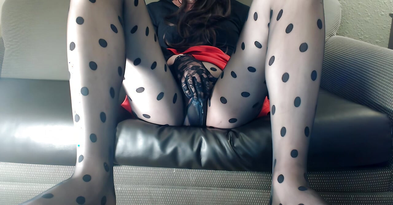 Tgirl को पेंटीहोज में मोटा मलाईदार चरमसुख मिला