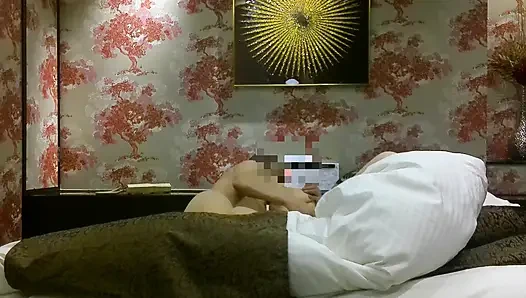 Развратная домохозяйка занимается секс-видео
