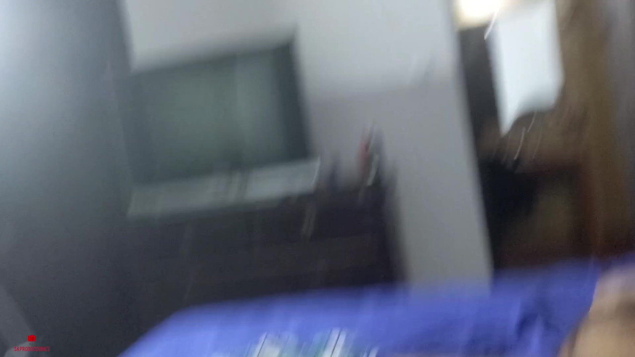 無邪気な顔をした義理の妹は、私に素晴らしいオーラルをさせてほしいと頼みます