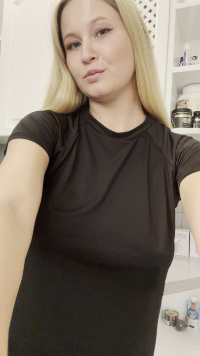 Busty queen on display 👑