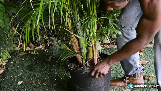 Evli kadın ve anne Zoraya Mora büyük yaraklı bahçıvanını sikiyor