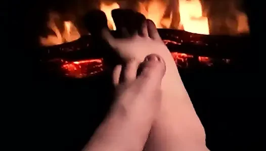 Cewek sange ini menghangatkan kakiku di atas api sampai kontol dan pelermu berkeringat!