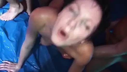 Sıska hatun ıslak grup yumruk sokma çılgınlığında genişliyor