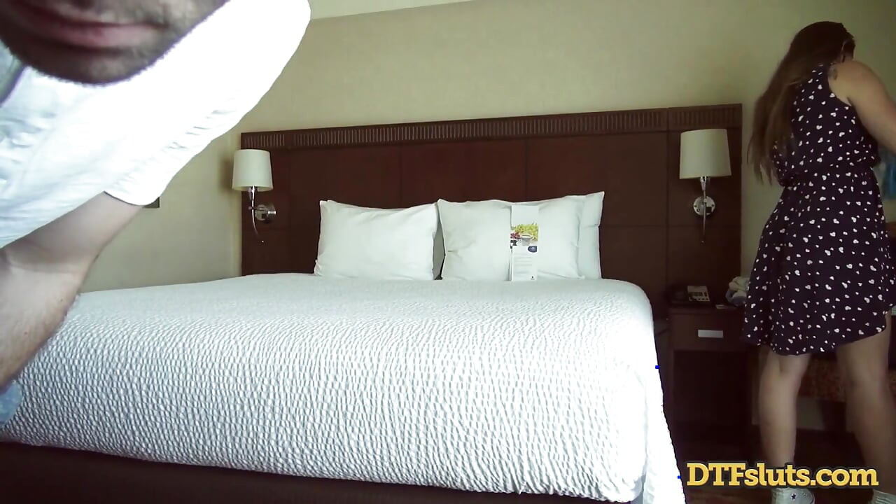 Bintang lucah Dani Daniels dikongkek kasar di hotel murah seperti si jalang