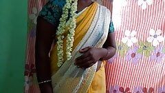 Индийская горячая девушка снимает сари