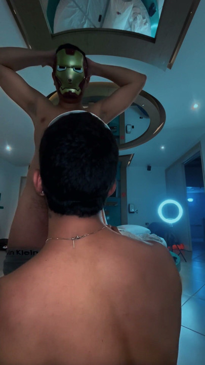 ANONYMUS EN IRONMAN WORDEN HEET EN EINDIGEN MET ELKAARS LULLEN ZUIGEN | Clip 1