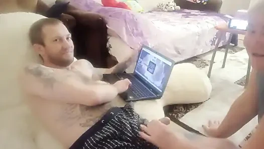 Aku bermain di komputer aku dientot dan disepong