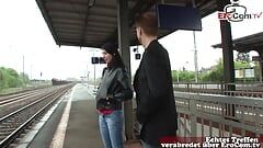 Puta alemana flaca recogida en la estación de tren y follada