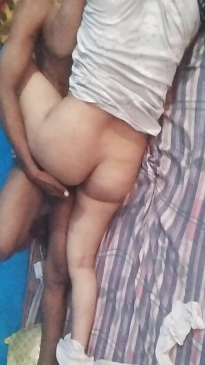 Quando o cunhado entrou na casa, viu que sua cunhada estava sozinha. Vendo-a sozinha, ele a fodeu.
