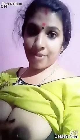 Bibi Tamil mengambil selfie dengan payudara penuh susu