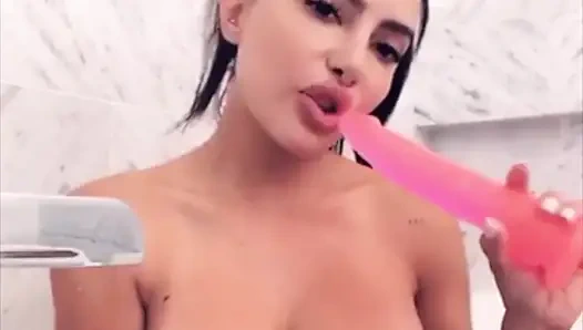 Küvette ıslak ve lezzetli mastürbasyon Lela Star'ın amını kremsi ve yapışkan yapıyor