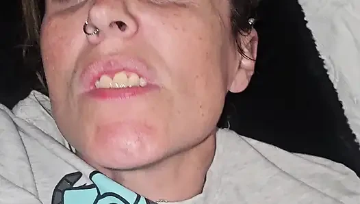 Gece geç saatlerde sikişiyor ve ağzı açık amını döllüyor