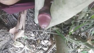 森のセックスビデオで独身の男の子の木