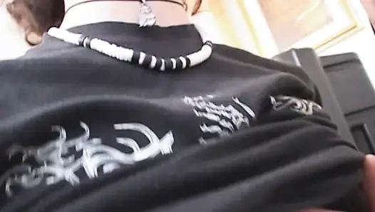 Remaja polos mengetahui ibu tirinya yang nakal ngentot dengan orang asing