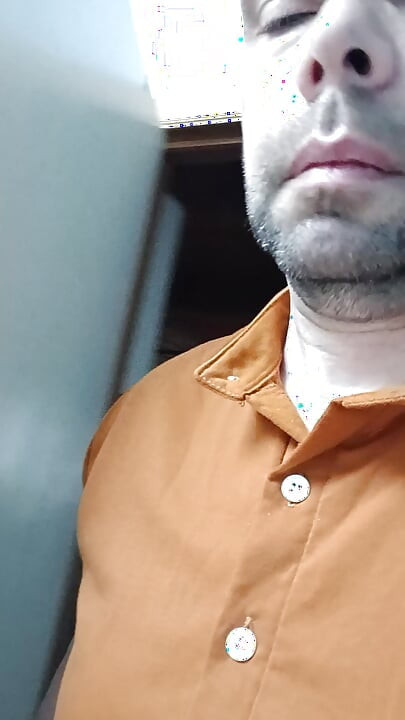 Me mostro na frente da janela para os transeuntes e gozo no vidro com grandes jalos