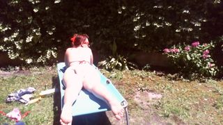 Nicoletta draagt een grote luier in een openbare tuin