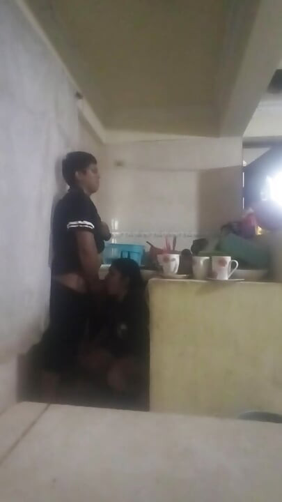 Empregada fodida na cozinha (minha esposa quase nos descobriu)