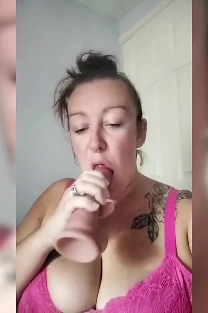 Jade spuit en creamt tijdens het neuken met een dildo