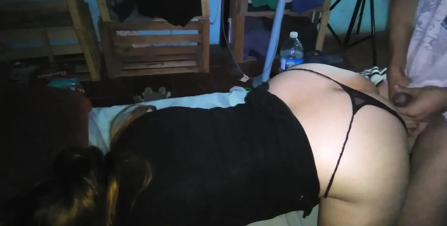 我穿着丁字裤和黑色礼服操她后入式啪, 她漂亮的包子