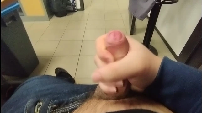 When the office is empty I don't hesitate 🤤
