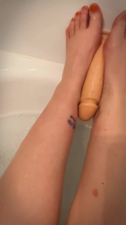 Foot fetish? A little footjob for you babe 
I'm also on PH and Xn write to me