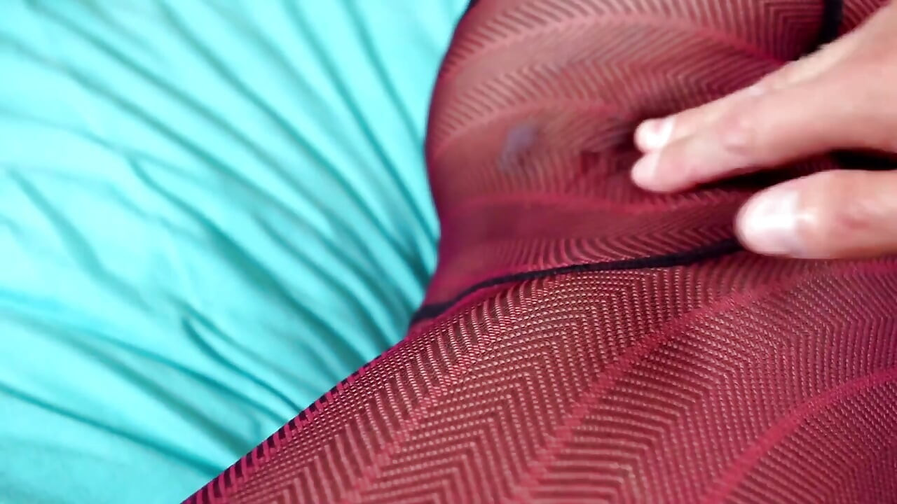 Si rambut coklat yang sangat seksi memberikan handjob dan blowjob yang menakjubkan dalam bingkap tembus pandang untuk orgasme dan pancutan mani