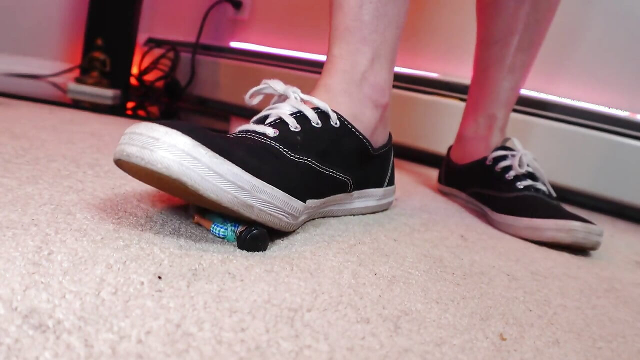 Obryně Little Man Femdom Teniska foot fetiš 1080p
