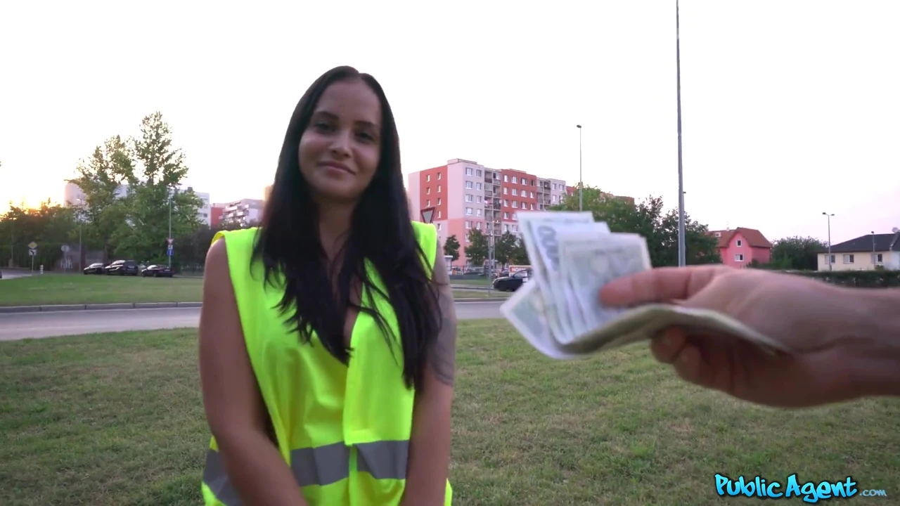 Kamu görevlisi - minyon tatlı kız çöpleri alıyor, ama jennifer mendez'in şipşiş için durduğu ortaya çıktı