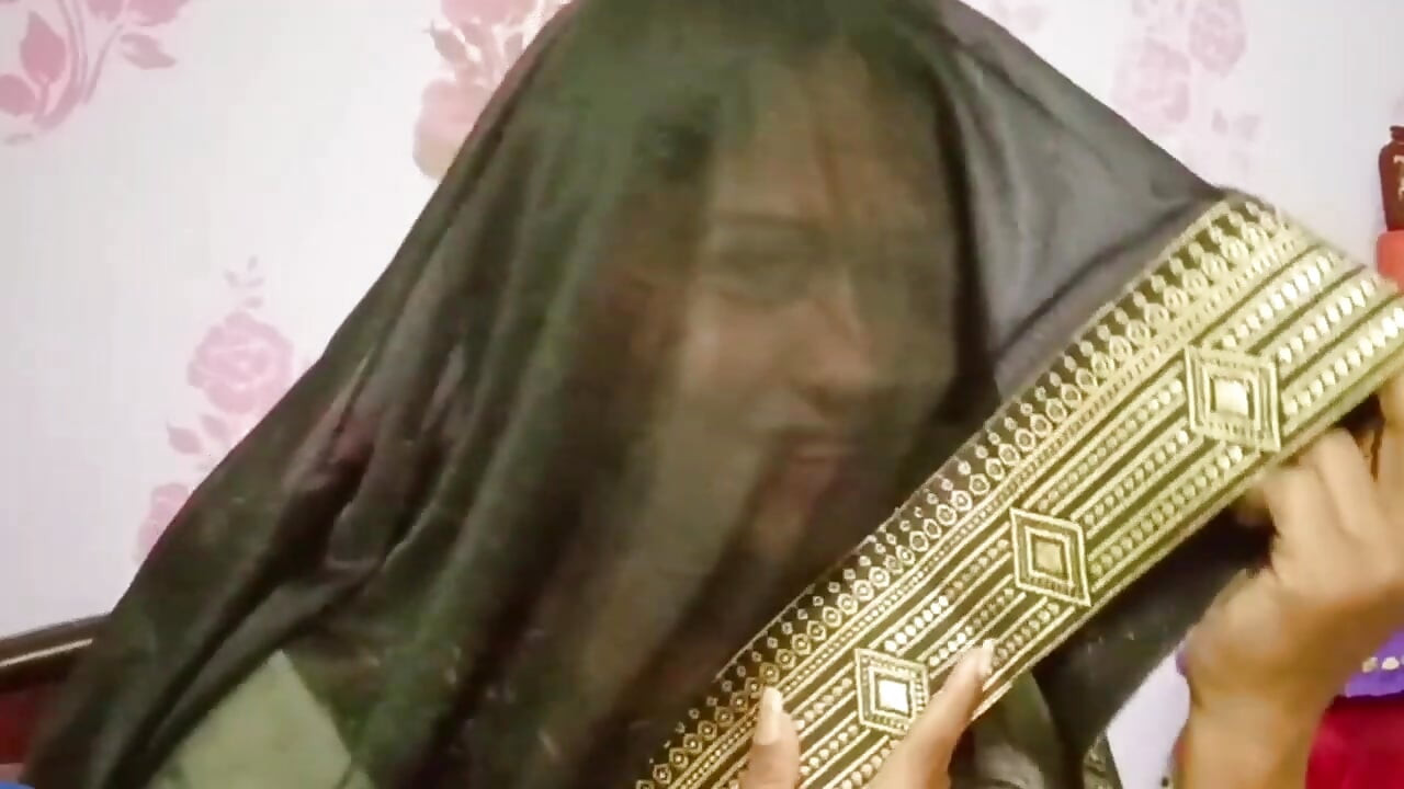 גיסו ההודי דסי האכיל את גיסתו בבננה, קיים איתה יחסי מין וליקק את הכוס שלה. וידאו הינדי (טינה ננדי)