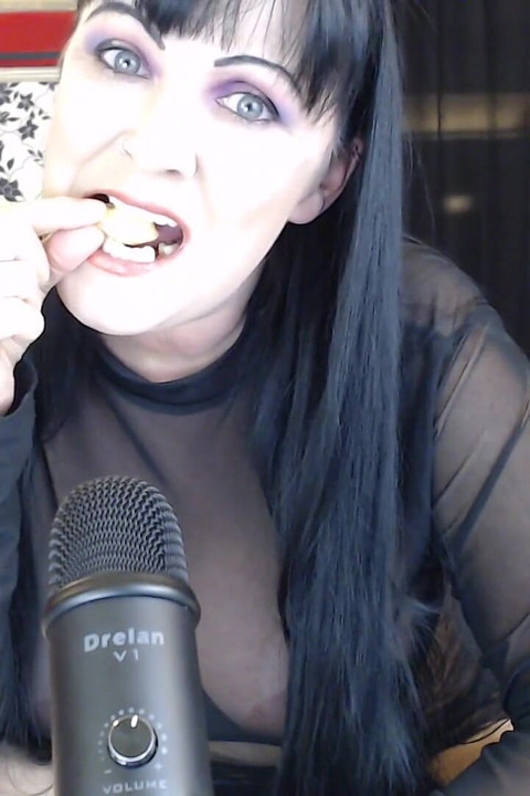 ASMR - Loud crunching baked chips