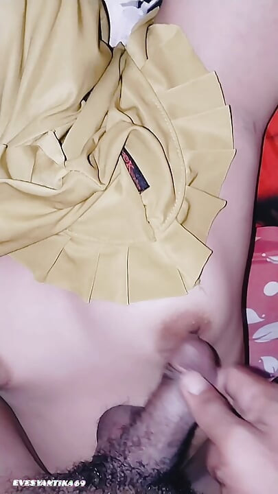 一对新婚夫妇只玩乳房交。漂亮小妞的头巾真的很享受，现在就看